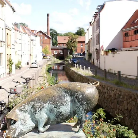 Gruene Idylle In Wismar-altstadt - Abc352 * Wißmar